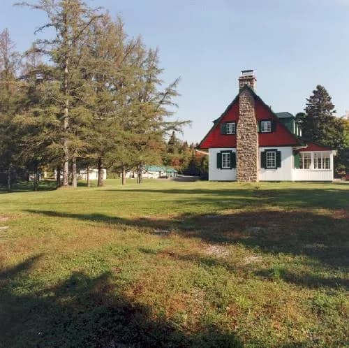 General view of Valcartier Forestry Research Station Administration Building, showing a rubble stone chimney.; Canadian Forest Service / Service canadien des forêts.